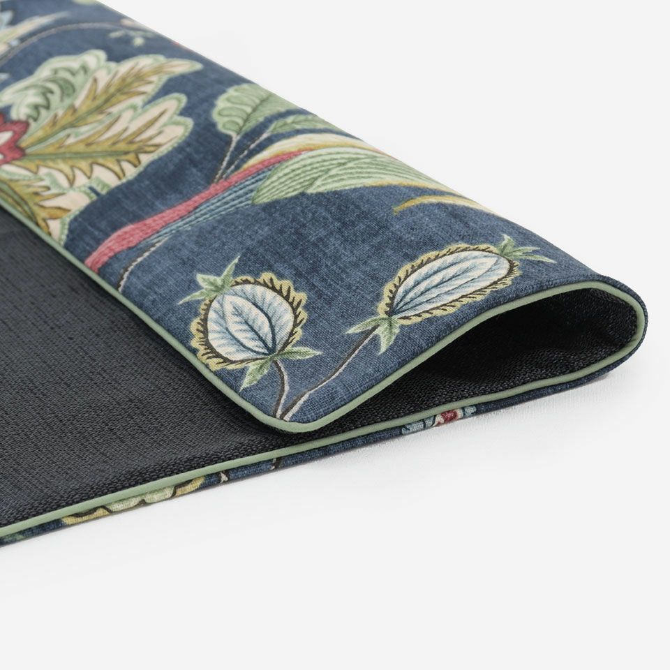 カジュアルに描かれた更紗と鳥のデザイン、使用しているオックスフォードの生地は程よい生地感で幅広いテイストのインテリアに馴染むファブリックです