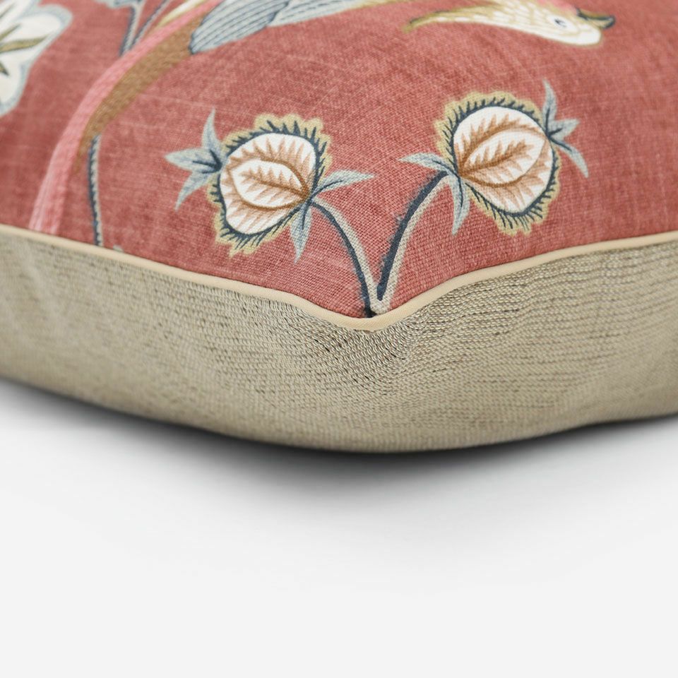 表面と裏面の異なるデザイン／ベージュ色のパイピングをつけています／表面カラー：レッド／裏面カラー：ベージュ