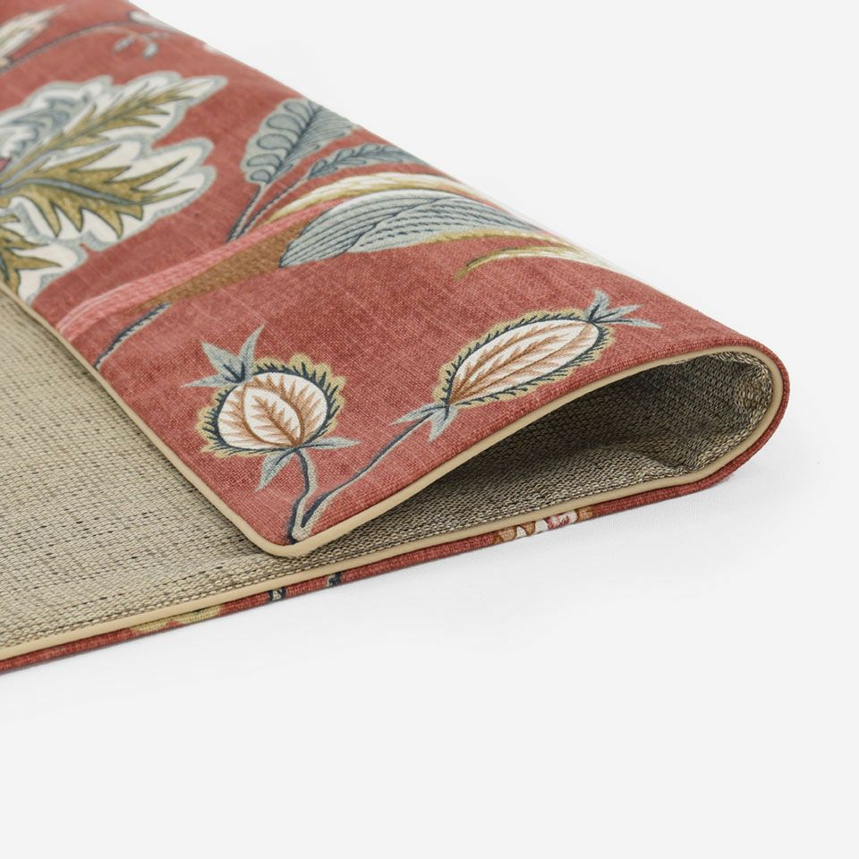 鳥とカジュアルに描かれた更紗のモチーフ、使用しているオックスフォードの生地は程よい生地感で幅広いテイストのインテリアに馴染むファブリックです