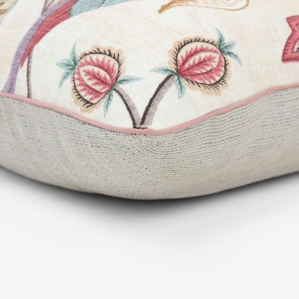 表面と裏面の異なるデザイン／ピンク色のパイピングをつけています／表面カラー：バイオレット／裏面カラー：アイボリー