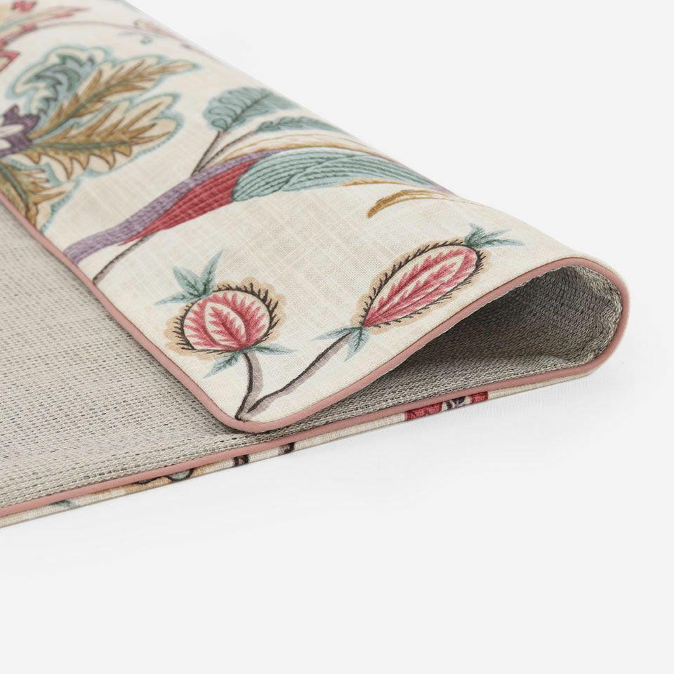 鳥とカジュアルに描かれた更紗のモチーフ、使用しているオックスフォードの生地は程よい生地感で幅広いテイストのインテリアに馴染むファブリックです