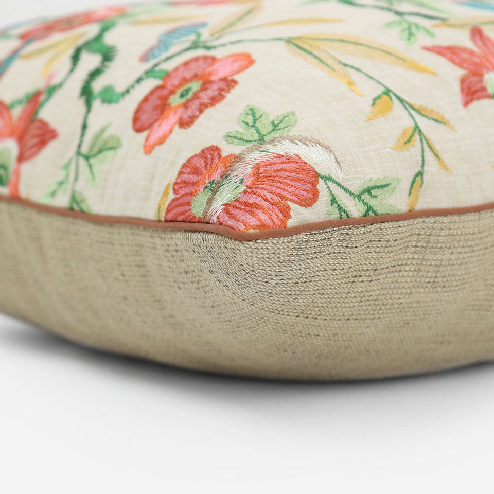 表面と裏面の異なるデザイン／ブラウン色のパイピングをつけています／表面カラー：ベージュ／裏面カラー：ベージュ