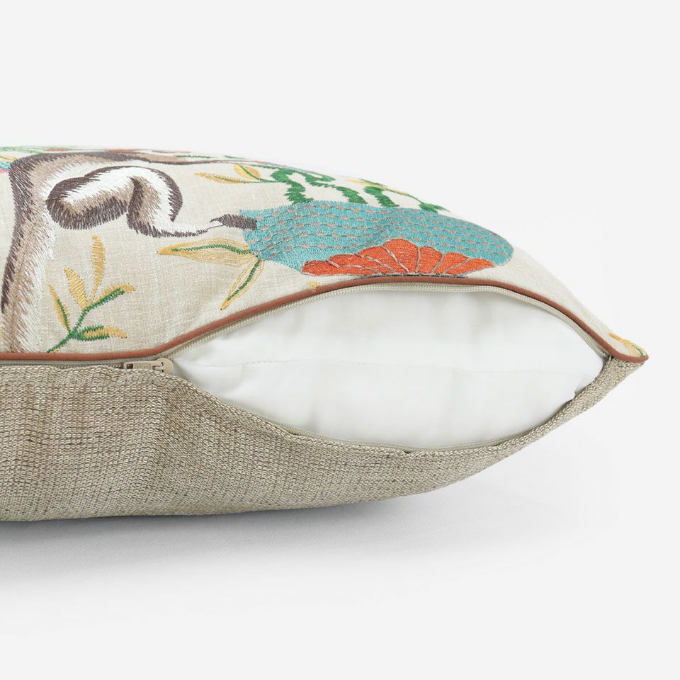 生地の色目に合わせたファスナー色を使用し、ファスナー部分に生地を片側から被せています