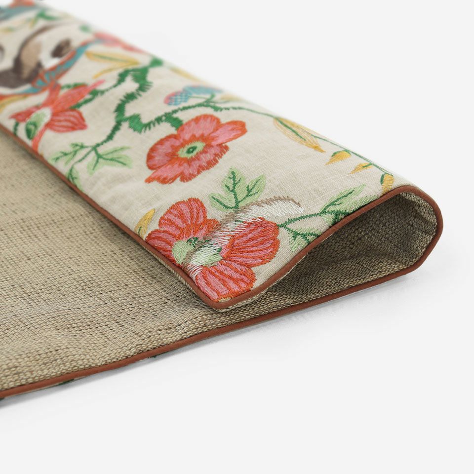 鮮やかで個性的なデザインを総刺繍で表現したインパクトのあるクッションカバー、1点あるだけでお部屋をぐっと個性的に彩れます