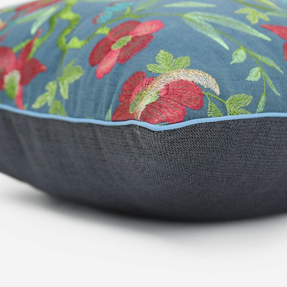 表面と裏面の異なるデザイン／ライトブルー色のパイピングをつけています／表面カラー：ネイビー／裏面カラー：ダークブルー