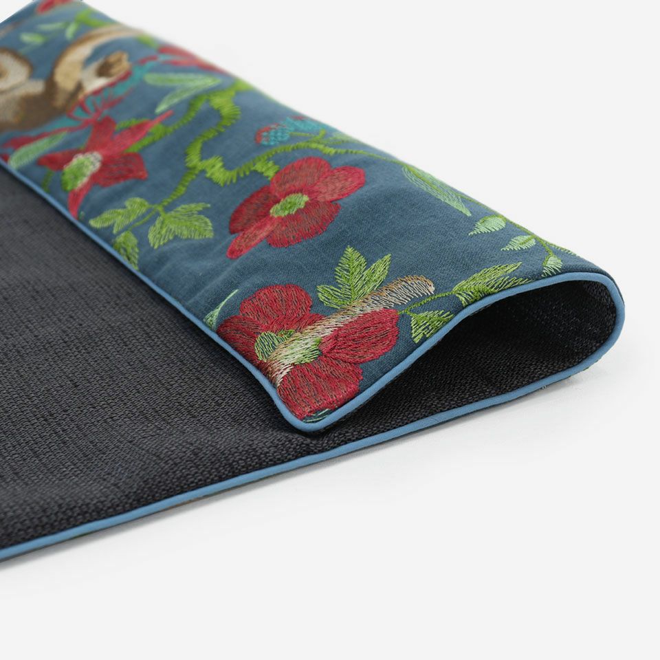 鮮やかで個性的なデザインを総刺繍で表現したインパクトのあるクッションカバー、1点あるだけでお部屋をぐっと個性的に彩れます