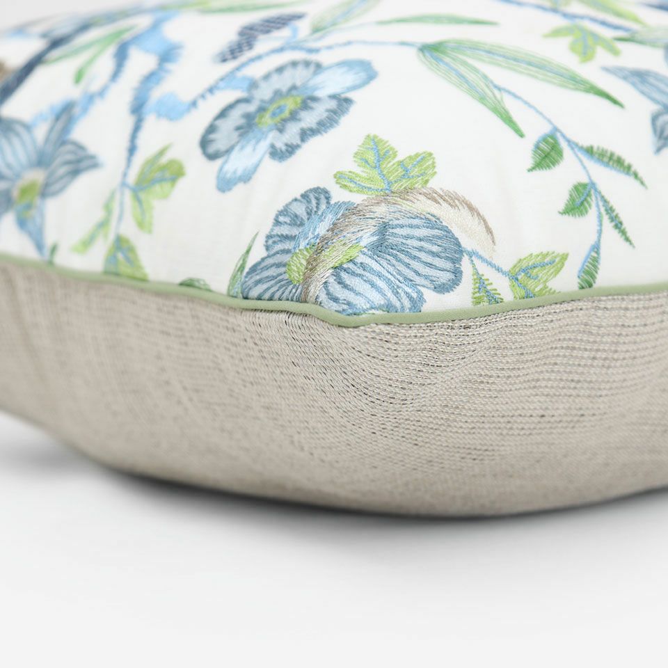 表面と裏面の異なるデザイン／ライトグリーン色のパイピングをつけています／表面カラー：ホワイト／裏面カラー：アイボリー