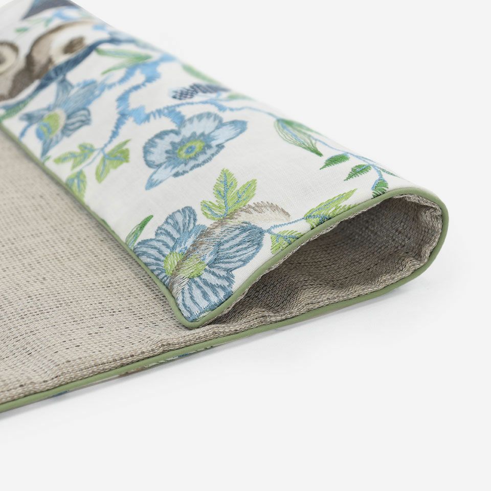 鮮やかで個性的なデザインを総刺繍で表現したインパクトのあるクッションカバー、1点あるだけでお部屋をぐっと個性的に彩れます