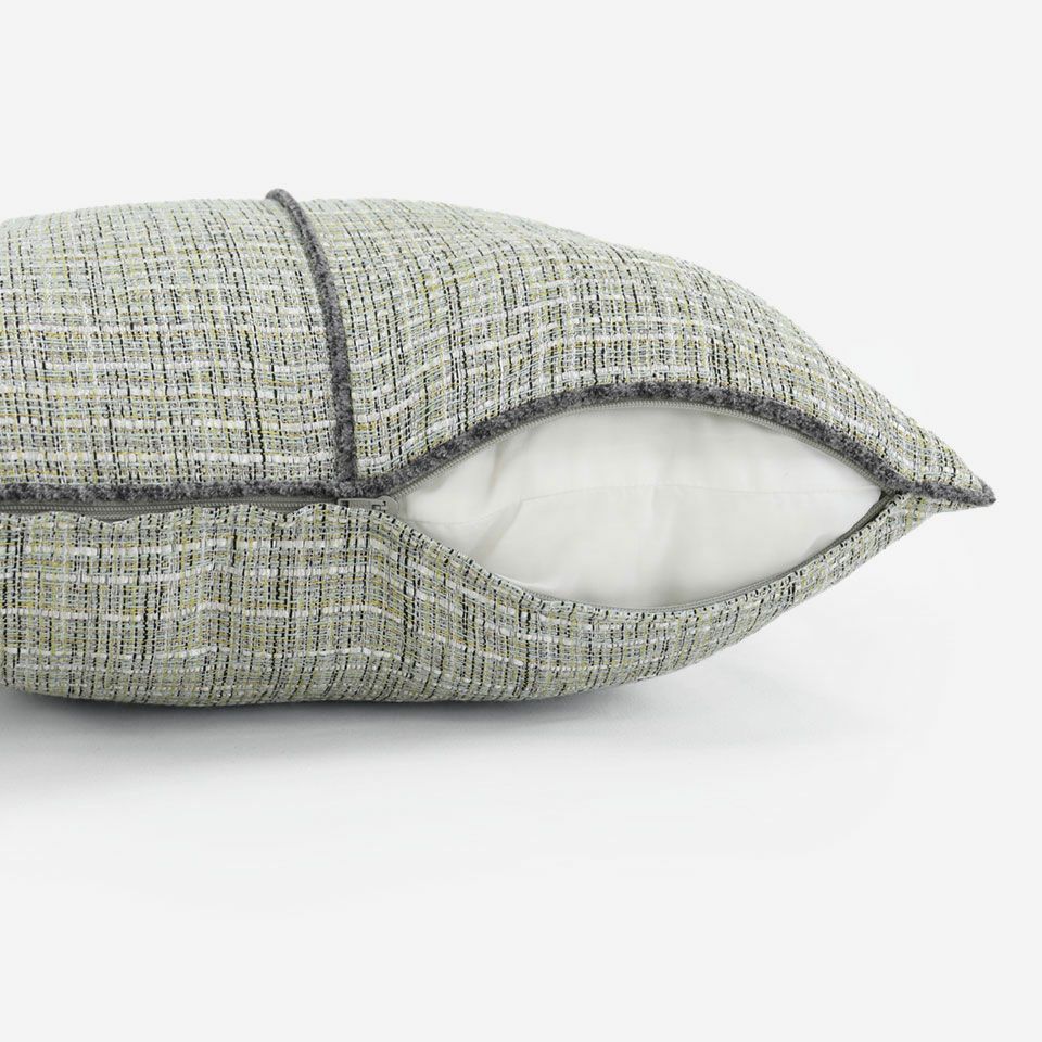 生地の色目に合わせたファスナー色を使用し、ファスナー部分に生地を片側から被せています