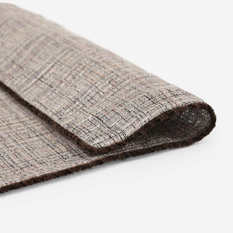 気品のあるツイード織物に、表面はアクセントとして中央にモールパイピングを縫い込みました