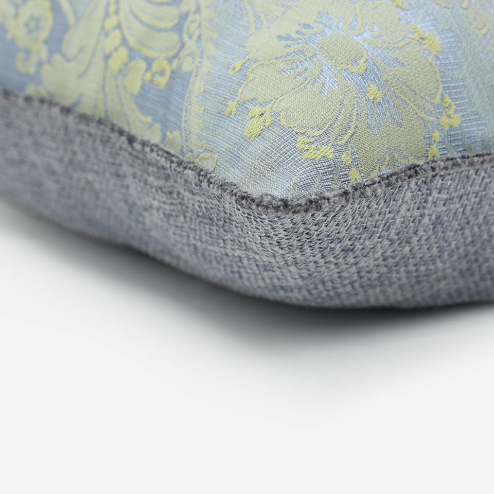 表面と裏面の異なるデザイン／ブルー色のパイピングをつけています／表面カラー：ブルー／裏面カラー：ブルー