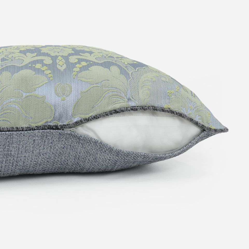 生地の色目に合わせたファスナー色を使用し、ファスナー部分に生地を片側から被せています