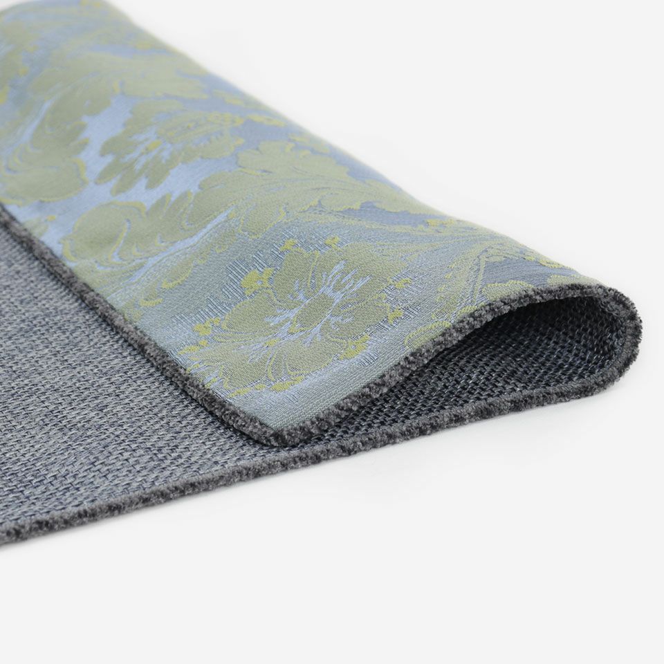 華やかなダマスクジャカードで、サテン地とマットなスパン糸を組み合わせ、レリーフのような柄の膨らみを表現しています