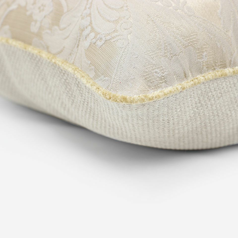 表面と裏面の異なるデザイン／ベージュ色のパイピングをつけています／表面カラー：ベージュ／裏面カラー：ライトグレー