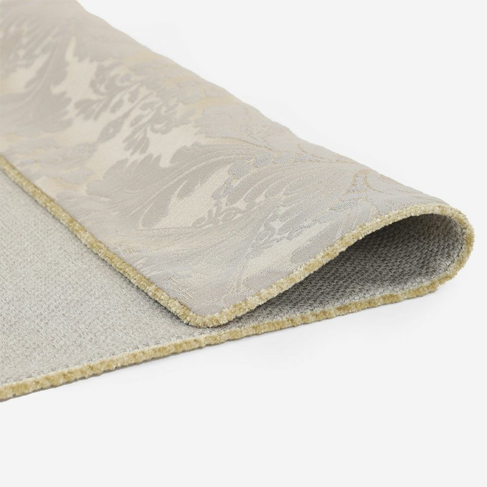 華やかなダマスクジャカードで、サテン地とマットなスパン糸を組み合わせ、レリーフのような柄の膨らみを表現しています