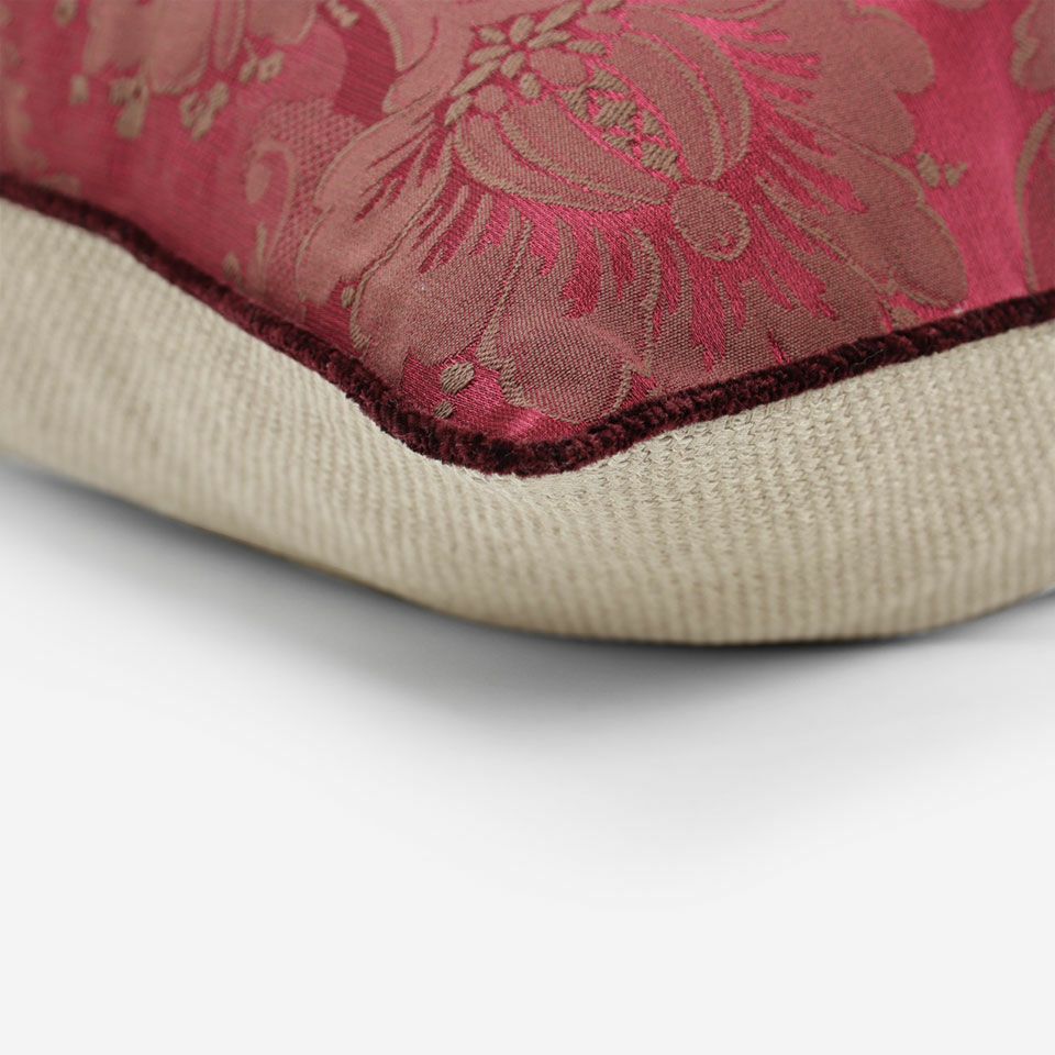 表面と裏面の異なるデザイン／レッド色のパイピングをつけています／表面カラー：レッド／裏面カラー：ライトブラウン