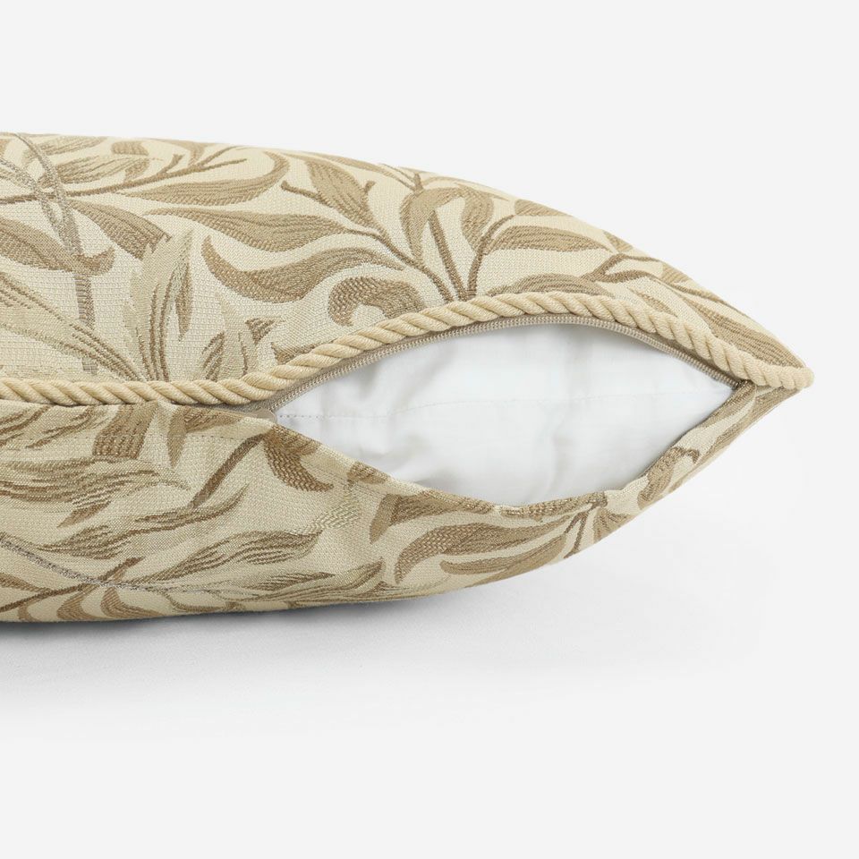 生地の色目に合わせたファスナー色を使用し、ファスナー部分に生地を片側から被せています