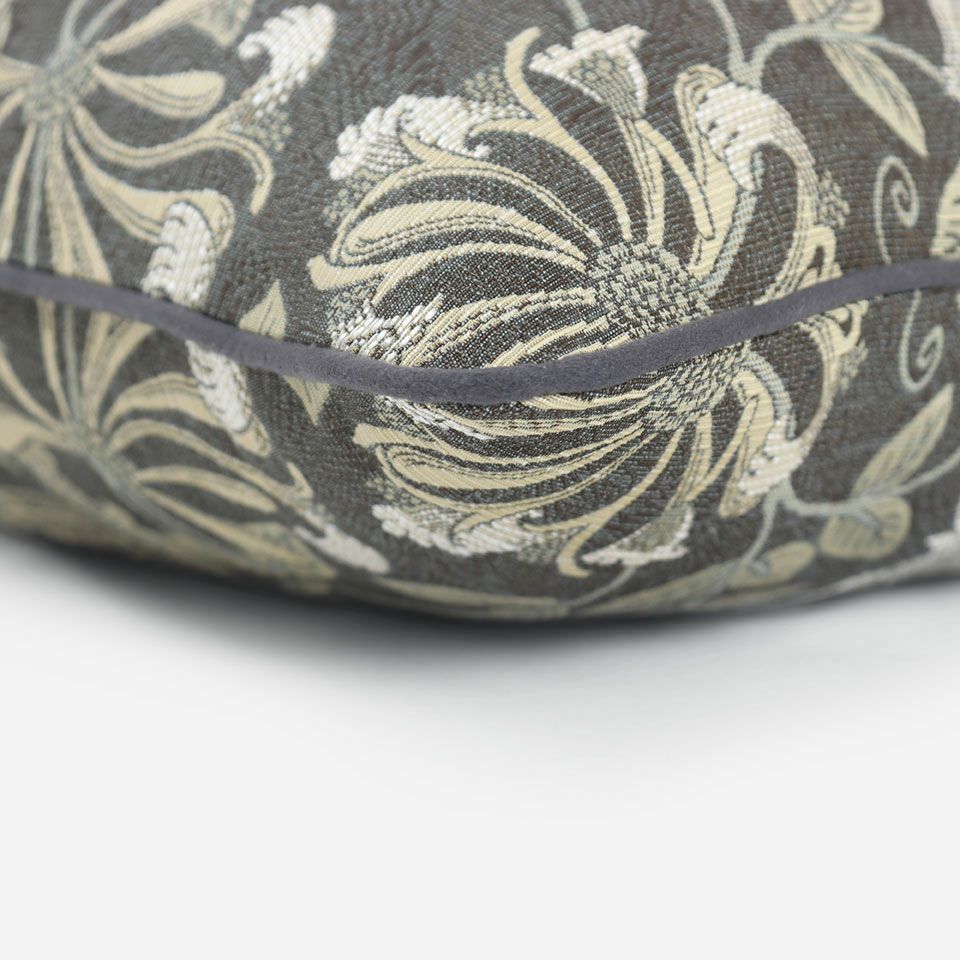 ダークブラウン色のパイピングをつけています／カラー：ダークブラウン