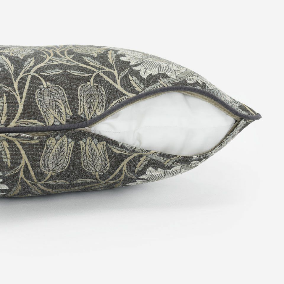 生地の色目に合わせたファスナー色を使用し、ファスナー部分に生地を片側から被せています