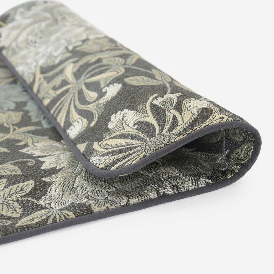 花や葉に濃淡のある糸で麻のような色や質感、また、立体感を表現する為に太いスラブ糸を使用しています