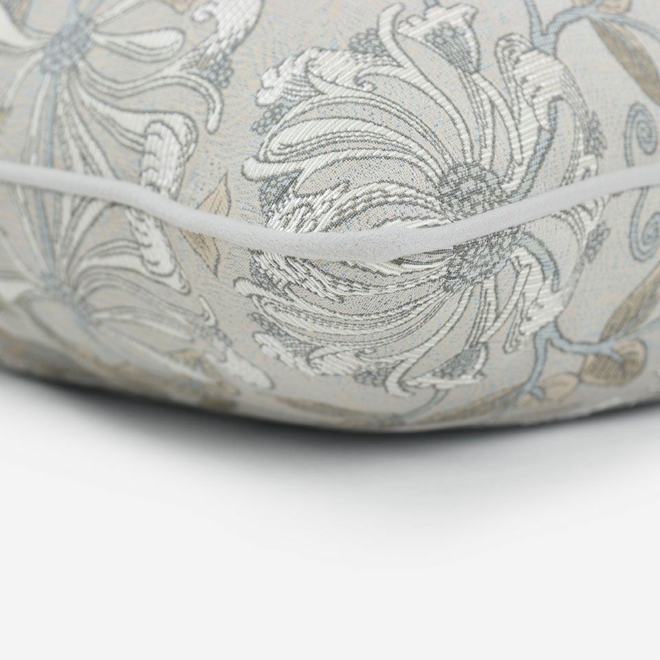 グレー色のパイピングをつけています／カラー：グレー