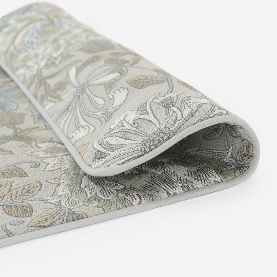 花や葉に濃淡のある糸で麻のような色や質感、また、立体感を表現する為に太いスラブ糸を使用しています