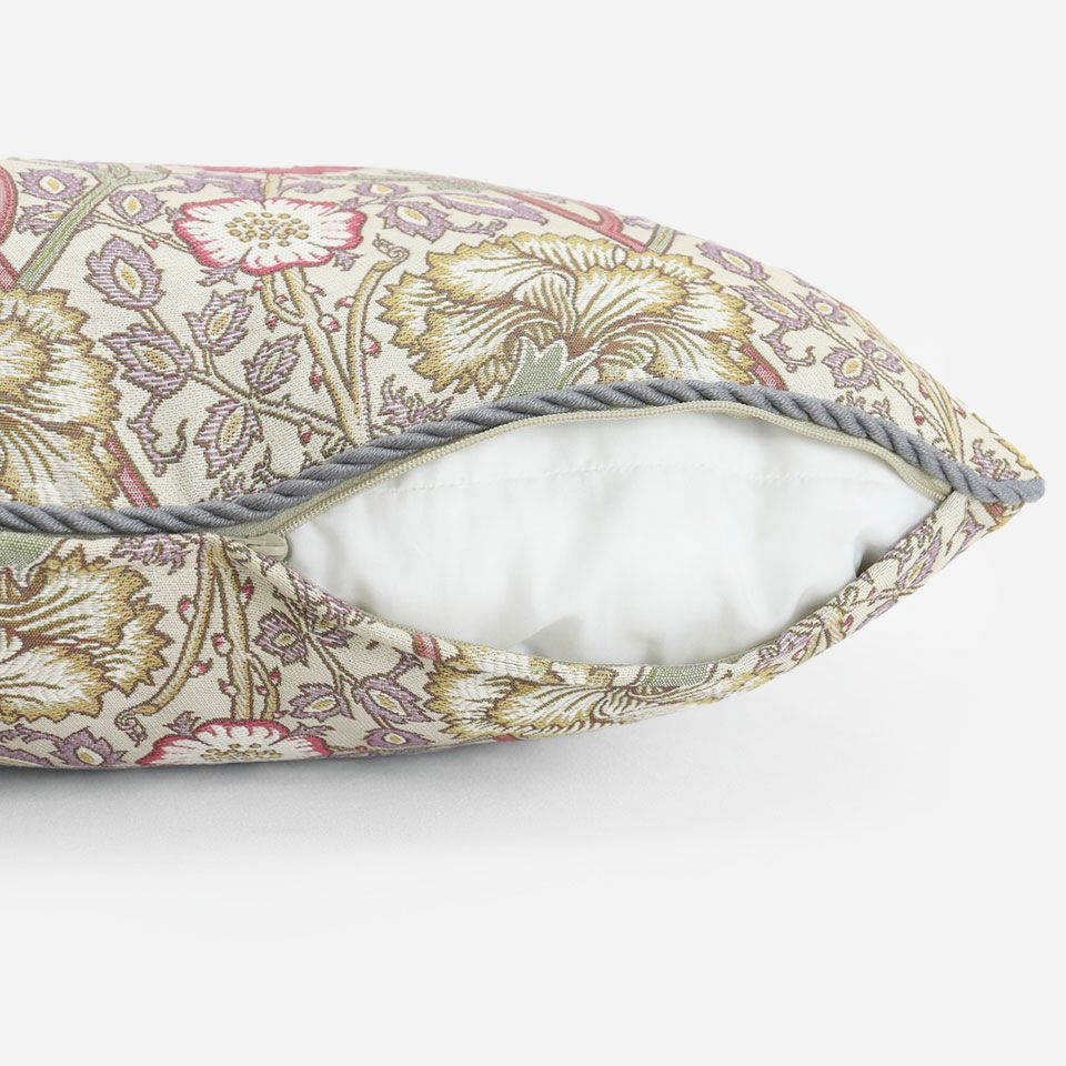 生地の色目に合わせたファスナー色を使用し、ファスナー部分に生地を片側から被せています