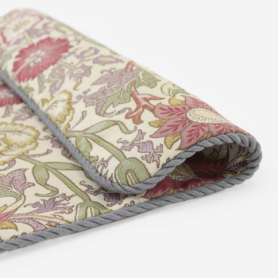 1890年にウィリアム・モリスがデザインした柄で、バラとカーネーションが絡み合う様を曲線でシンプルに描いています