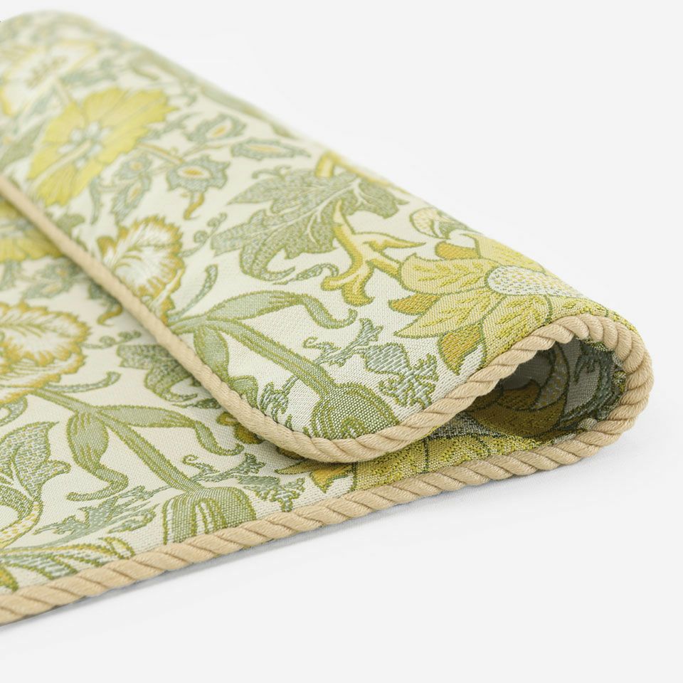 1890年にウィリアム・モリスがデザインした柄で、バラとカーネーションが絡み合う様を曲線でシンプルに描いています