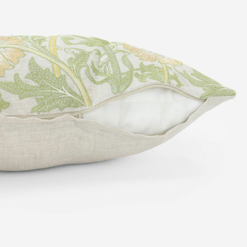 生地の色目に合わせたファスナー色を使用し、ファスナー部分に生地を片側から被せています