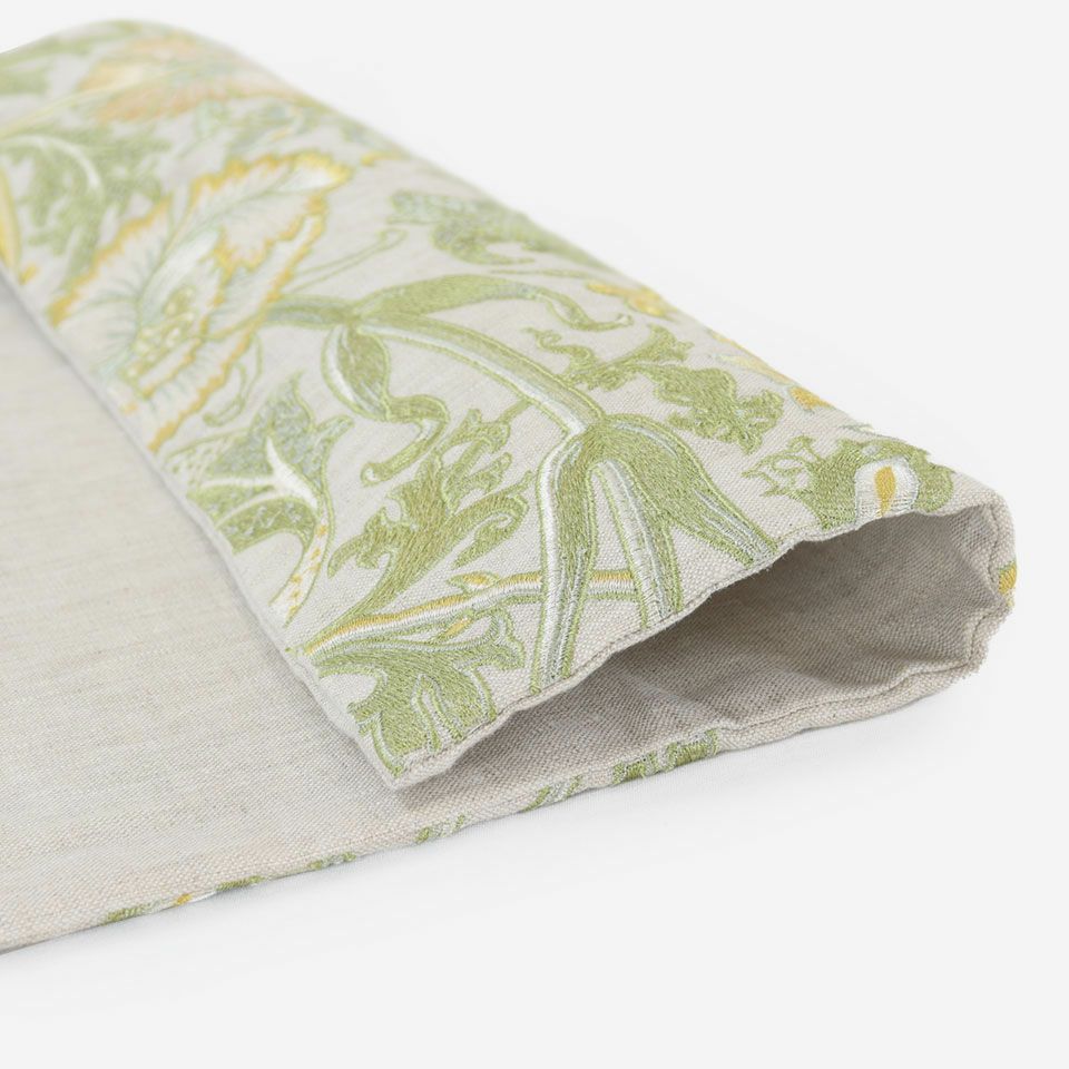 ベース生地は麻を100％を使用しておりナチュラルな素材感がポイントです