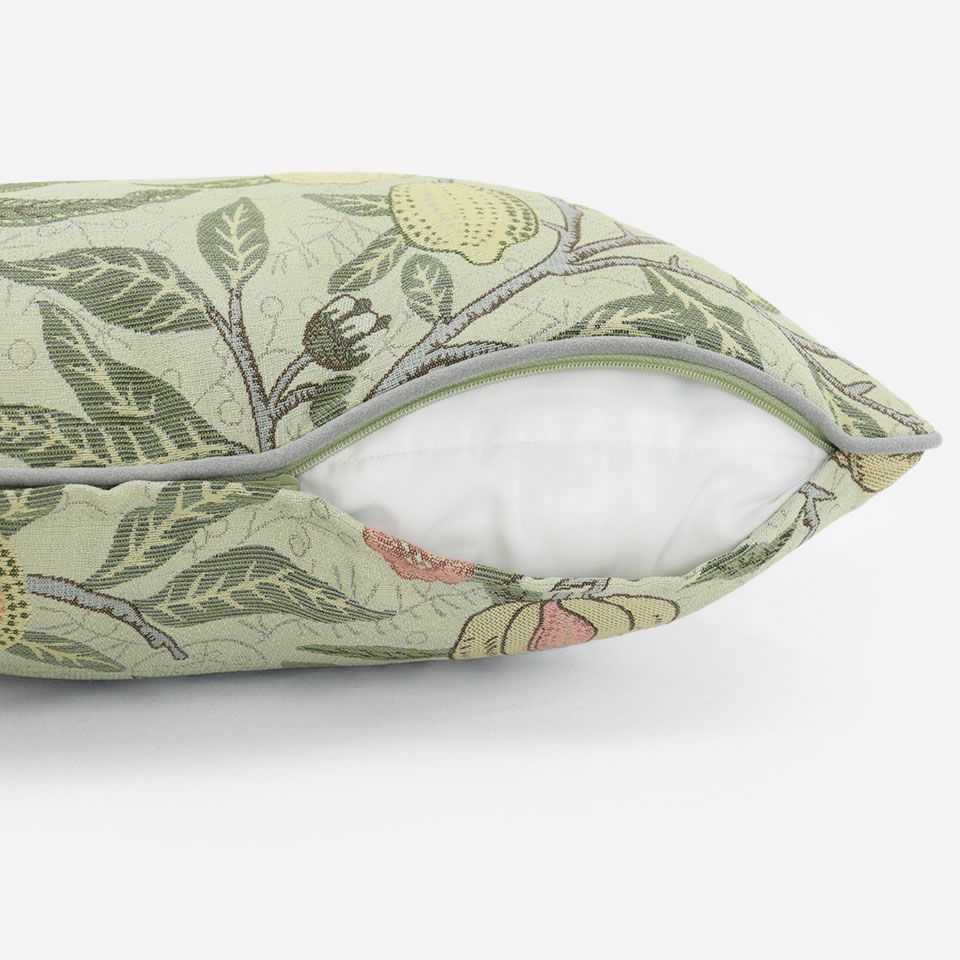 生地の色目に合わせたファスナー色を使用し、ファスナー部分に生地を片側から被せています