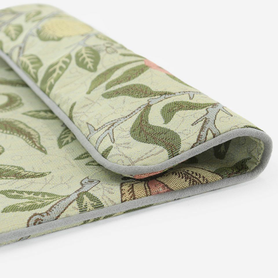 1864年にモリスが壁紙として描いたフルーツの柄は当時、版木を用いたハンドプリントで、そのやわらかく味わいのあるタッチを織物で表現しています