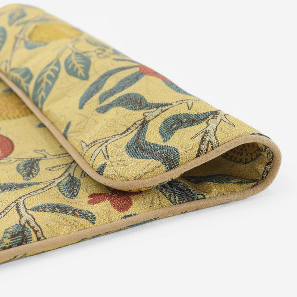 1864年にモリスが壁紙として描いたフルーツの柄は当時、版木を用いたハンドプリントで、そのやわらかく味わいのあるタッチを織物で表現しています