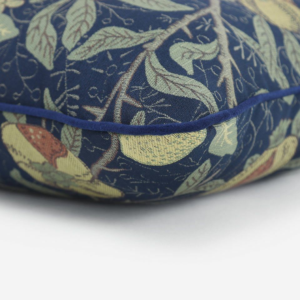 ブルー色のパイピングをつけています／カラー：ダークブルー