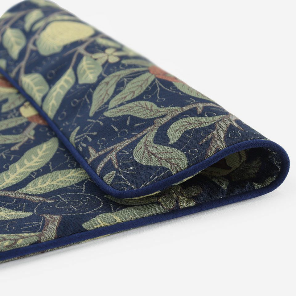 1864年にモリスが壁紙として描いたフルーツの柄は当時、版木を用いたハンドプリントで、そのやわらかく味わいのあるタッチを織物で表現しています