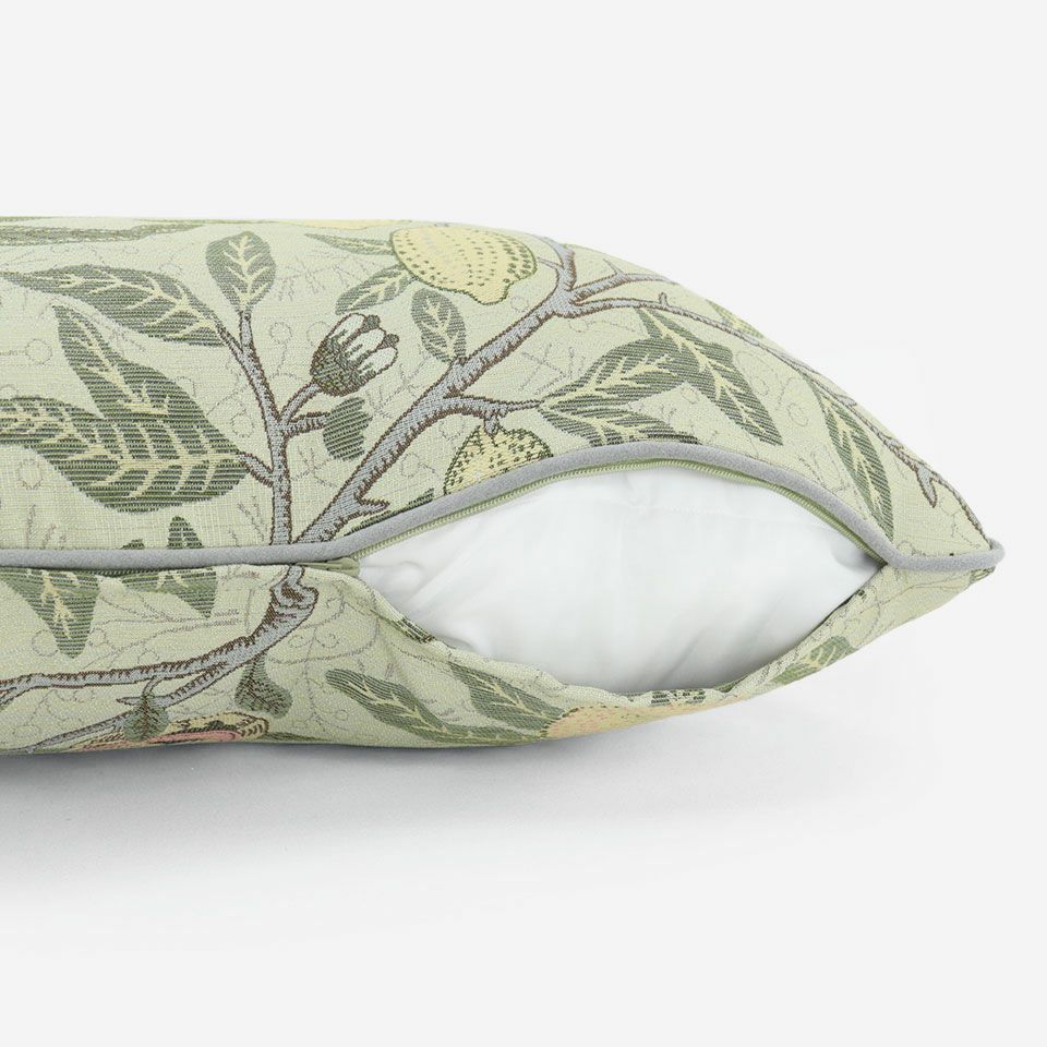 生地の色目に合わせたファスナー色を使用し、ファスナー部分に生地を片側から被せています