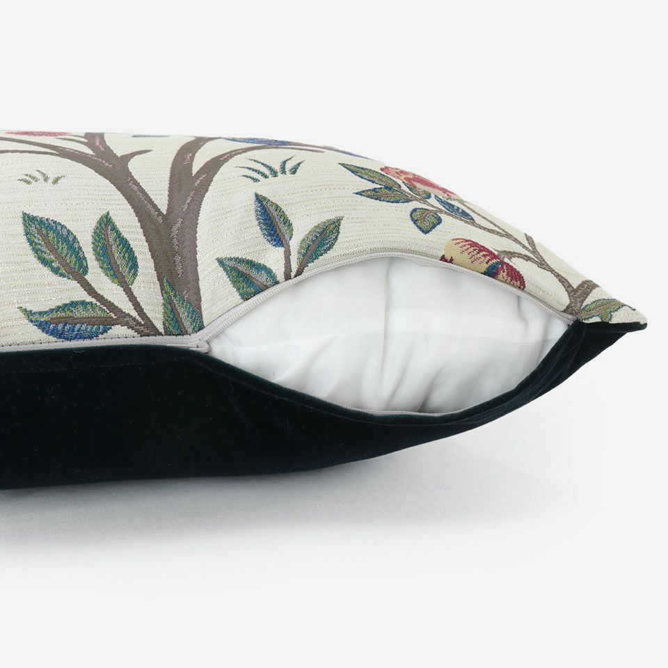 生地の色目に合わせたファスナー色を使用し、ファスナー部分に生地を片側から被せています