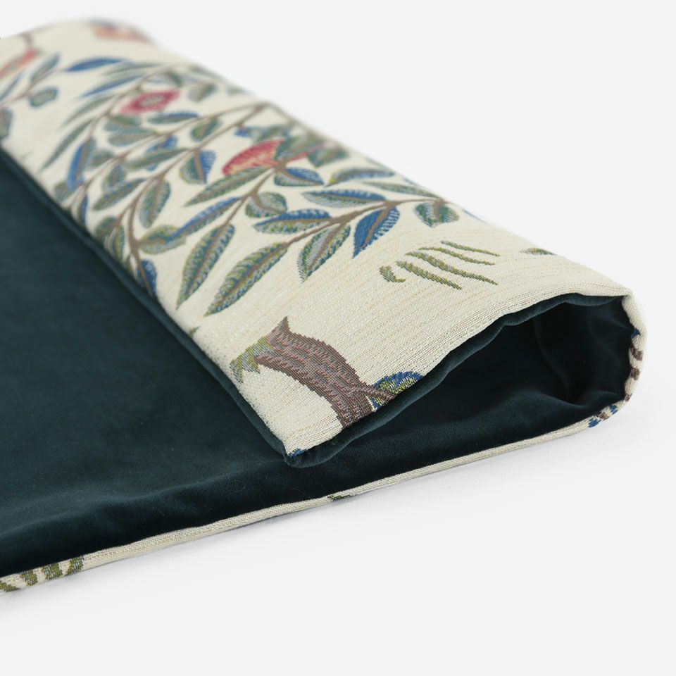 同じ色調の中でも柄が引き立つよう、ゴブラン織りの手法を参考に、立体感を出しています