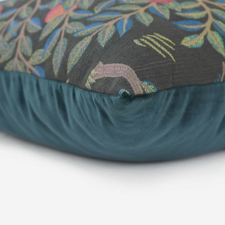 表面と裏面の異なるデザイン／周囲は縫い合わせ仕様でシンプルな仕上がり／表面カラー：ブラック／裏面カラー：ブルーグリーン