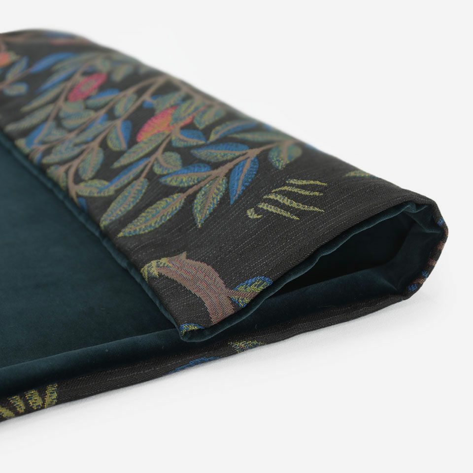 同じ色調の中でも柄が引き立つよう、ゴブラン織りの手法を参考に、立体感を出しています