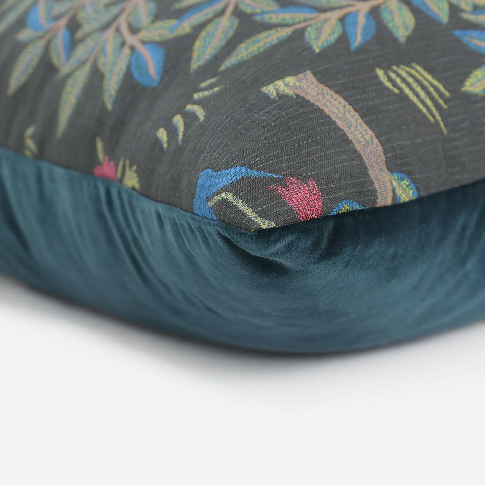 表面と裏面の異なるデザイン／周囲は縫い合わせ仕様でシンプルな仕上がり／表面カラー：ブラック／裏面カラー：ブルーグリーン