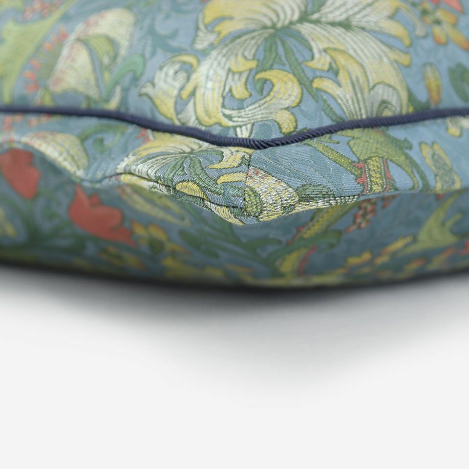 共生地の額縁とブルー色のパイピングをつけています／カラー：ブルー