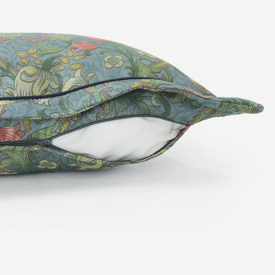 生地の色目に合わせたファスナー色を使用し、ファスナー部分に生地を片側から被せています