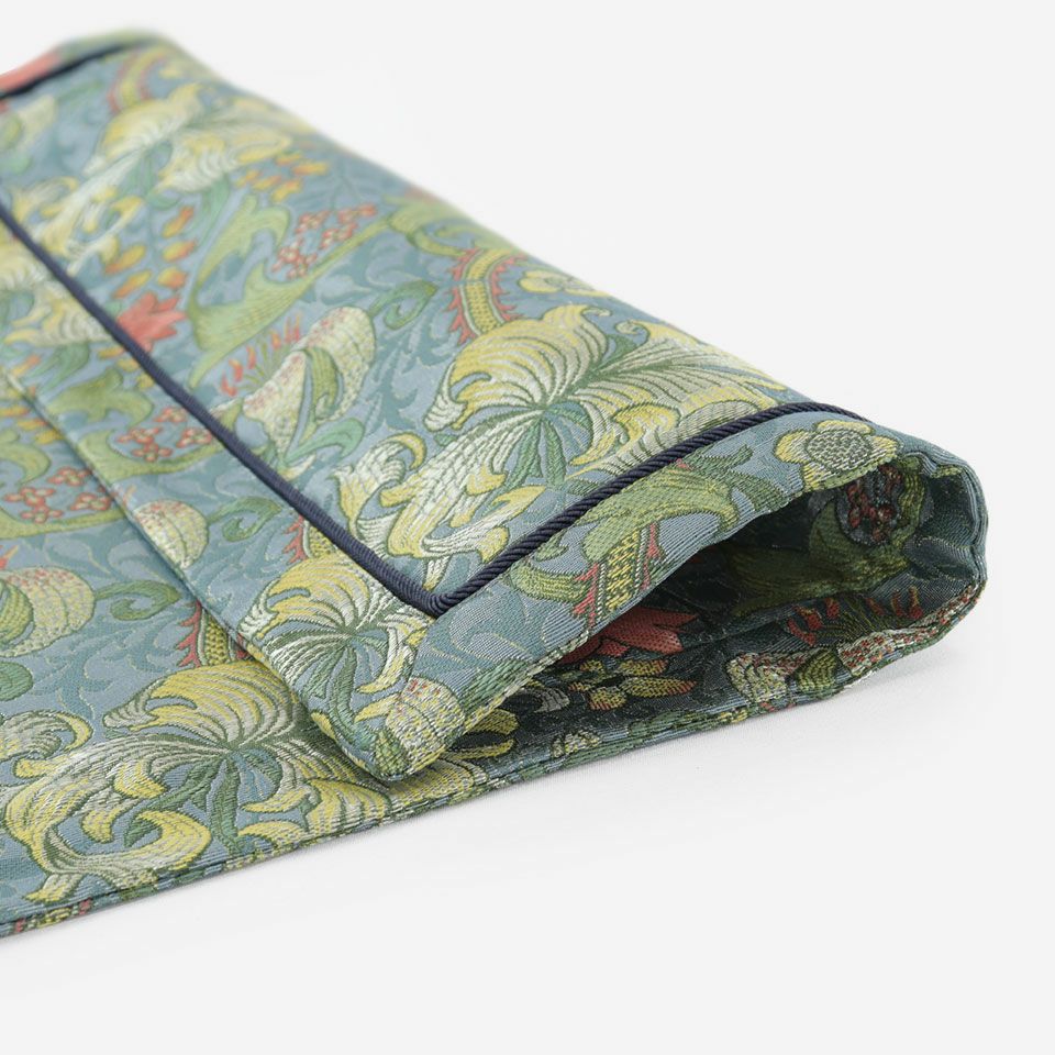 ブロックプリントの壁紙として1899年デザインされた「ゴールデンリリー」を織物にし、エレガントな雰囲気をもたせています