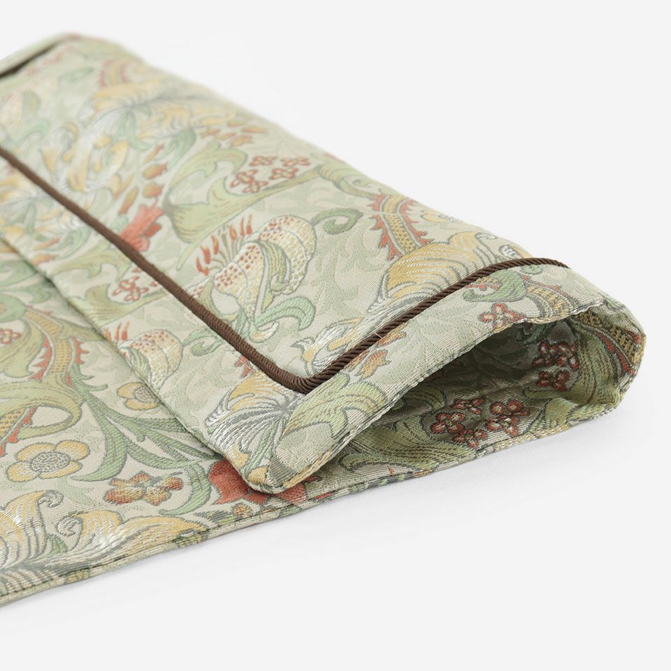 ブロックプリントの壁紙として1899年デザインされた「ゴールデンリリー」を織物にし、エレガントな雰囲気をもたせています