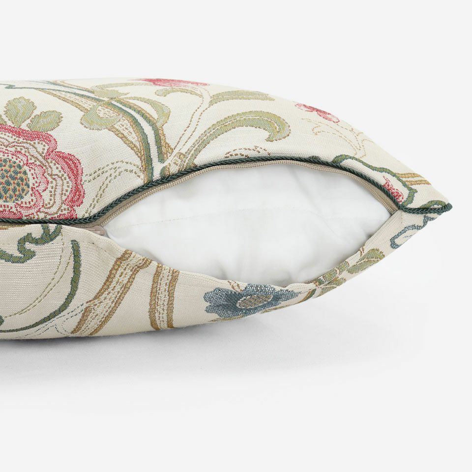 生地の色目に合わせたファスナー色を使用し、ファスナー部分に生地を片側から被せています