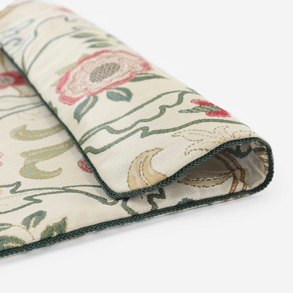 モリスの弟子であるジョン・ヘンリー・ダールによってデザインされた「マリーイザベル」は大きな果樹、アカンサスの葉、チューリップが描かれています