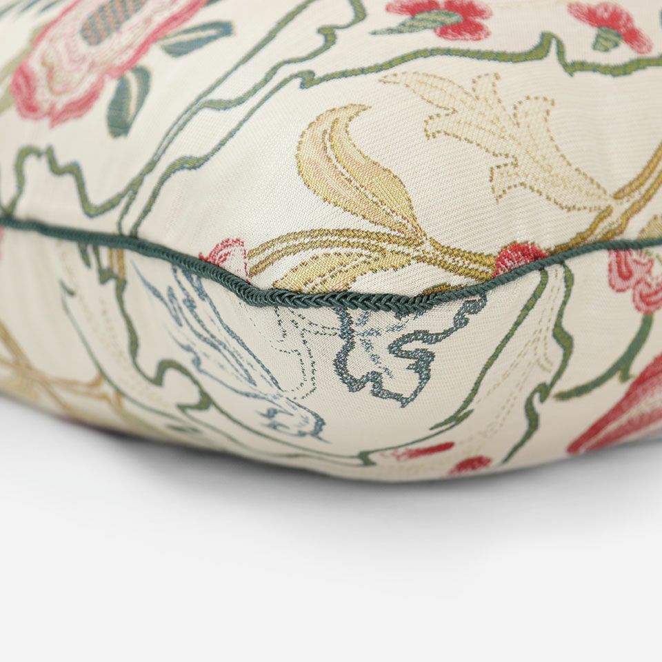 グリーン色のパイピングをつけています／カラー：レッド