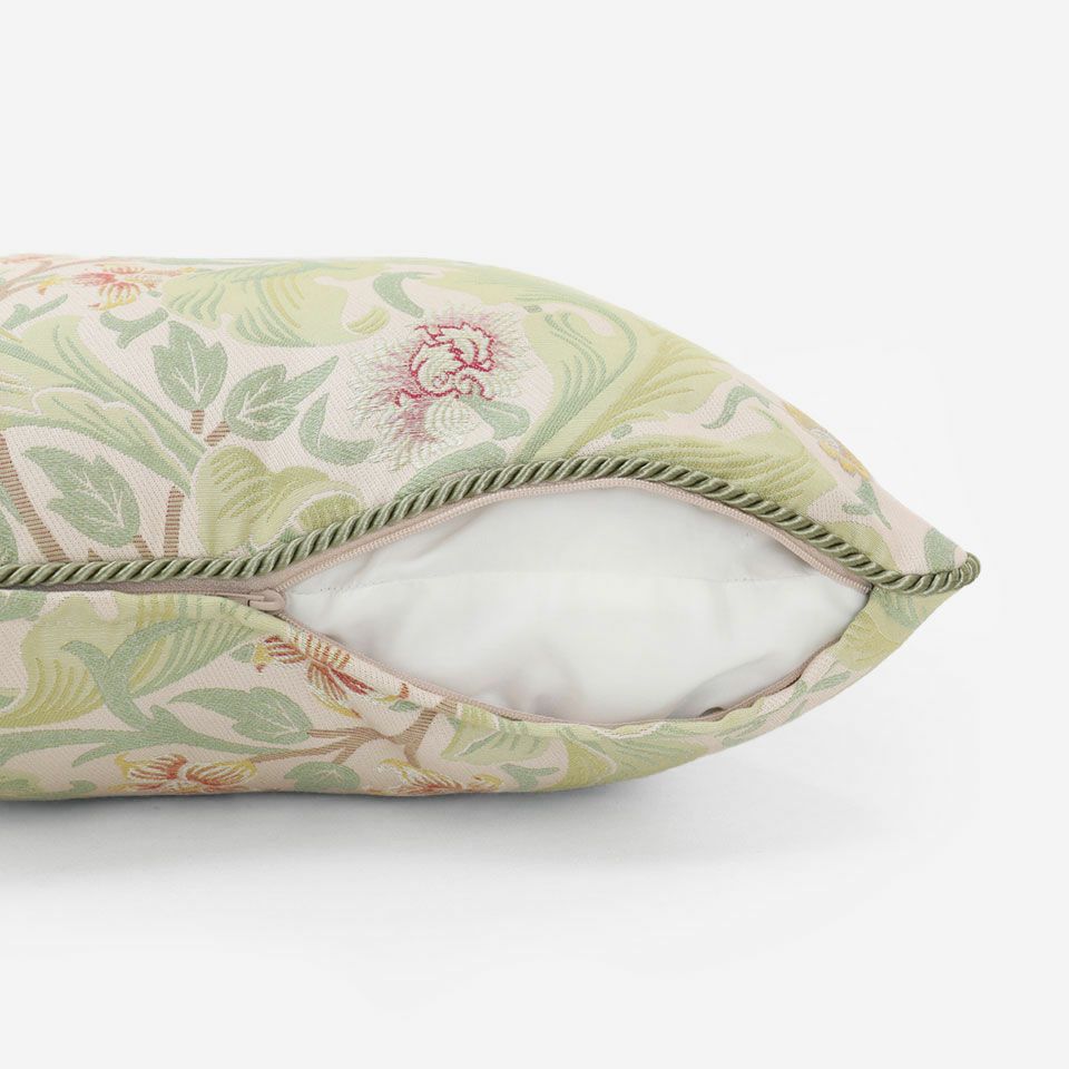 生地の色目に合わせたファスナー色を使用し、ファスナー部分に生地を片側から被せています